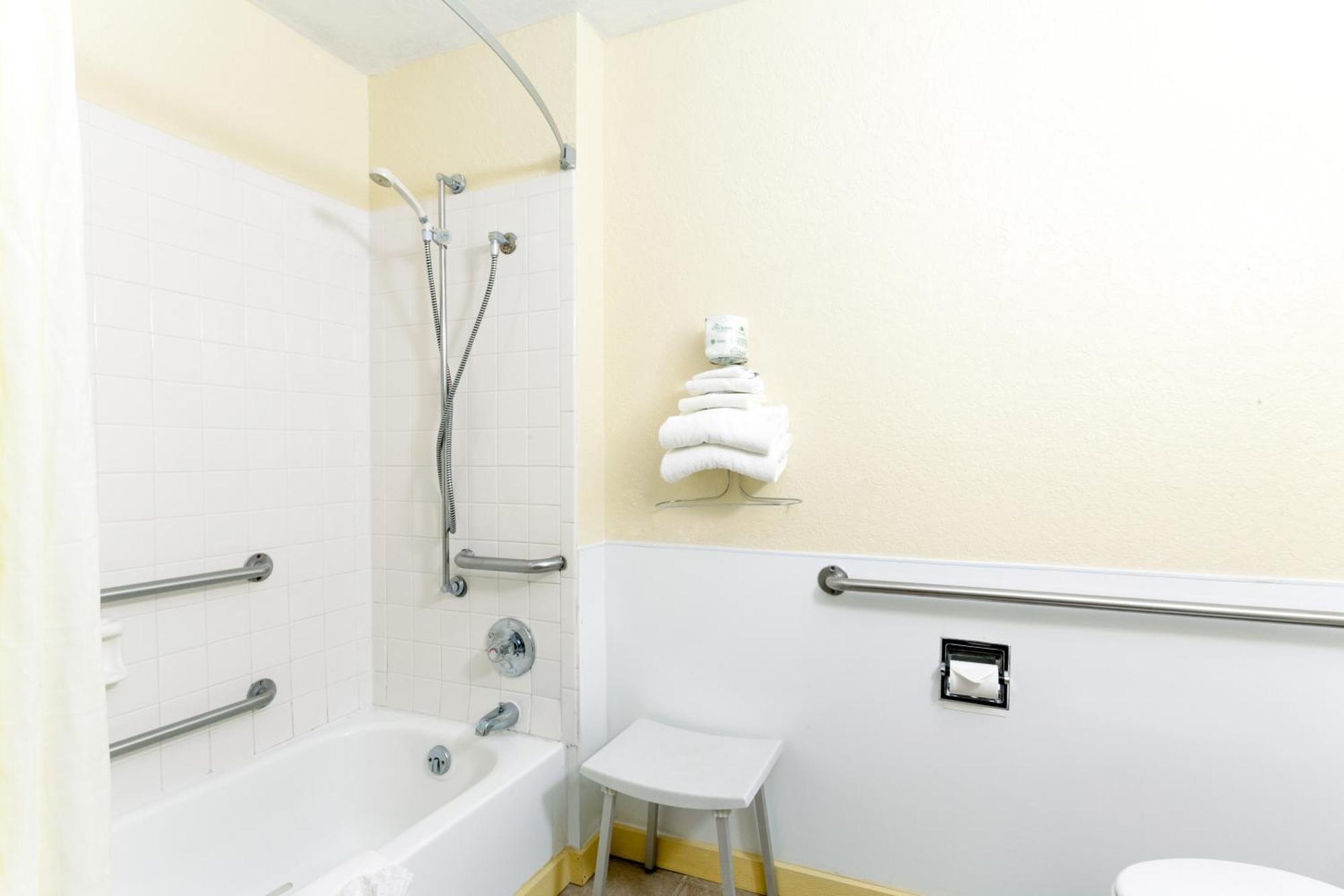Super 8 By Wyndham Bath Hammondsport Area Motel Стая снимка